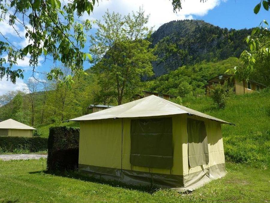Camping Pas Cher vous présente avec son site Officiel campingpascher.fr, le Camping Flower La Bexanelle classé 4 étoiles, situé sur la commune de Vicdessos dans le département Ariège (Midi Pyrénées) en France. Le camping Flower La Bexanelle vous propose un hébergement de type bungalow toilé. Cet hébergement propose plus de 32 dates différentes pour réserver ! Pour dévouvrir la période la moins chère, consultez la rubrique 'Tarifs' et sélectionnez votre mois de départ. L'établissement vous propose 16 autres types d'hébergements. Découvrez tous nos séjours à petits prix dans la commune et aux alentours de Vicdessos du département : Ariège (Midi Pyrénées). Les Avis clients pour le Camping Flower La Bexanelle sont excellents avec une note moyenne de 8 sur 10. Piscine chauffée, Piscine couverte, Animations familiales, Club enfants, Aire de jeux enfants, Canoë-kayak, Ping-pong, Pétanque, Randonnée, Ski nautique, Structure gonflable enfants, Terrain multisports, Boulangerie, Dépôt de pain, Snack/Bar, Épicerie,... En savoir plus : cliquez-ICI.