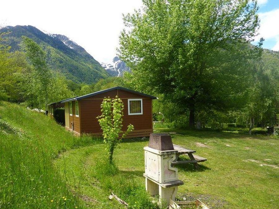 Camping Pas Cher vous présente avec son site Officiel campingpascher.fr, le Camping Flower La Bexanelle classé 4 étoiles, situé sur la commune de Vicdessos dans le département Ariège (Midi Pyrénées) en France. Le camping Flower La Bexanelle vous propose un hébergement de type chalet de 20 m² pour 1 personne. Cet hébergement propose plus de 61 dates différentes pour réserver ! Pour dévouvrir la période la moins chère, consultez la rubrique 'Tarifs' et sélectionnez votre mois de départ. L'établissement vous propose 16 autres types d'hébergements. Découvrez tous nos séjours à petits prix dans la commune et aux alentours de Vicdessos du département : Ariège (Midi Pyrénées). Les Avis clients pour le Camping Flower La Bexanelle sont excellents avec une note moyenne de 8 sur 10. Piscine chauffée, Piscine couverte, Animations familiales, Club enfants, Aire de jeux enfants, Canoë-kayak, Ping-pong, Pétanque, Randonnée, Ski nautique, Structure gonflable enfants, Terrain multisports, Boulangerie, Dépôt de pain, Snack/Bar, Épicerie,... En savoir plus : cliquez-ICI.