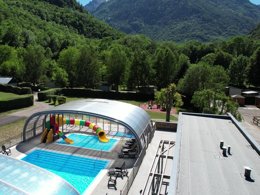 Camping Pas Cher vous présente avec son site Officiel campingpascher.fr, le Camping Flower La Bexanelle classé 4 étoiles, situé sur la commune de Vicdessos dans le département Ariège (Midi Pyrénées) en France. Le camping Flower La Bexanelle vous propose un hébergement de type bungalow toilé. Cet hébergement propose plus de 32 dates différentes pour réserver ! Pour dévouvrir la période la moins chère, consultez la rubrique 'Tarifs' et sélectionnez votre mois de départ. L'établissement vous propose 16 autres types d'hébergements. Découvrez tous nos séjours à petits prix dans la commune et aux alentours de Vicdessos du département : Ariège (Midi Pyrénées). Les Avis clients pour le Camping Flower La Bexanelle sont excellents avec une note moyenne de 8 sur 10. Piscine chauffée, Piscine couverte, Animations familiales, Club enfants, Aire de jeux enfants, Canoë-kayak, Ping-pong, Pétanque, Randonnée, Ski nautique, Structure gonflable enfants, Terrain multisports, Boulangerie, Dépôt de pain, Snack/Bar, Épicerie,... En savoir plus : cliquez-ICI.