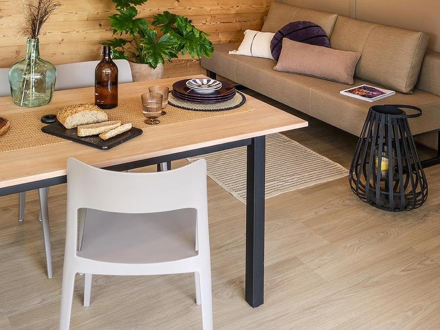 Camping Pas Cher vous présente avec son site Officiel campingpascher.fr, le Camping Village De Chalets Le Pas De L’Ours classé 3 étoiles, situé sur la commune de Aston dans le département Ariège (Midi Pyrénées) en France. Le camping Village De Chalets Le Pas De L’Ours, vous présente un hébergement de type chalet de 31 m² avec climatisation et télévision. Le camping Village De Chalets Le Pas De L’Ours vous propose du dimanche 07 juin au dimanche 14 juin 2026 avec un DÉPART DEMAIN pour 7 nuits à 440€. Cette location propose 33 dates différentes pour réserver votre séjour. Découvrez également les 5 autres gammes d'hébergements du camping. Les Avis clients pour le Camping Village De Chalets Le Pas De L’Ours sont excellents avec une note moyenne de 8 sur 10. Rivière, Piscine chauffée, Piscine extérieure, Animations familiales, Aire de jeux enfants, Canoë-kayak, Centre équestre, Court de tennis, Ping-pong, Pétanque, Randonnée, Bar, Snack/Bar,... En savoir plus : cliquez-ICI.