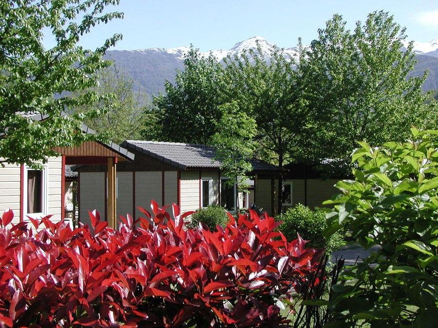 Camping Pas Cher vous présente avec son site Officiel campingpascher.fr, le Camping Village De Chalets Le Pas De L’Ours classé 3 étoiles, situé sur la commune de Aston dans le département Ariège (Midi Pyrénées) en France. Le camping Village De Chalets Le Pas De L’Ours vous propose un hébergement de type chalet de 60 m² (télévision). L'établissement vous propose 4 autres types d'hébergements. Découvrez tous nos séjours à petits prix dans la commune et aux alentours de Aston du département : Ariège (Midi Pyrénées). Les Avis clients pour le Camping Village De Chalets Le Pas De L’Ours sont excellents avec une note moyenne de 8 sur 10. Rivière, Piscine chauffée, Piscine extérieure, Animations familiales, Aire de jeux enfants, Canoë-kayak, Centre équestre, Court de tennis, Ping-pong, Pétanque, Randonnée, Bar, Snack/Bar,... En savoir plus : cliquez-ICI.