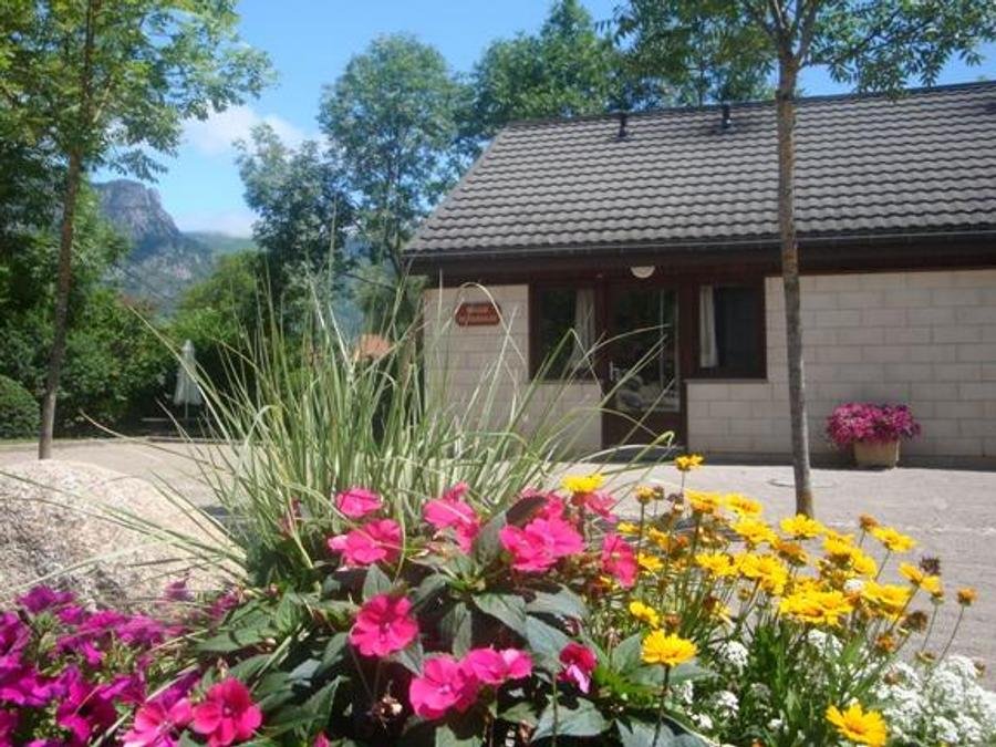 Camping Pas Cher vous présente avec son site Officiel campingpascher.fr, le Camping Village De Chalets Le Pas De L’Ours classé 3 étoiles, situé sur la commune de Aston dans le département Ariège (Midi Pyrénées) en France. Le camping Village De Chalets Le Pas De L’Ours, vous présente un hébergement de type chalet de 60 m² et télévision. Le camping Village De Chalets Le Pas De L’Ours vous propose du dimanche 14 juin au dimanche 21 juin 2026 pour 7 nuits à 500€. Cette location propose 23 dates différentes pour réserver votre séjour. Découvrez également les 5 autres gammes d'hébergements du camping. Les Avis clients pour le Camping Village De Chalets Le Pas De L’Ours sont excellents avec une note moyenne de 8 sur 10. Rivière, Piscine chauffée, Piscine extérieure, Animations familiales, Aire de jeux enfants, Canoë-kayak, Centre équestre, Court de tennis, Ping-pong, Pétanque, Randonnée, Bar, Snack/Bar,... En savoir plus : cliquez-ICI.