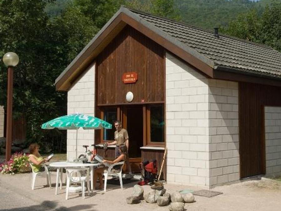 Camping Pas Cher vous présente avec son site Officiel campingpascher.fr, le Camping Village De Chalets Le Pas De L’Ours classé 3 étoiles, situé sur la commune de Aston dans le département Ariège (Midi Pyrénées) en France. Le camping Village De Chalets Le Pas De L’Ours, vous présente un hébergement de type chalet de 50 m² et télévision. Le camping Village De Chalets Le Pas De L’Ours vous propose du dimanche 07 juin au dimanche 14 juin 2026 avec un DÉPART DEMAIN pour 7 nuits à 500€. Cette location propose 45 dates différentes pour réserver votre séjour. Découvrez également les 5 autres gammes d'hébergements du camping. Les Avis clients pour le Camping Village De Chalets Le Pas De L’Ours sont excellents avec une note moyenne de 8 sur 10. Rivière, Piscine chauffée, Piscine extérieure, Animations familiales, Aire de jeux enfants, Canoë-kayak, Centre équestre, Court de tennis, Ping-pong, Pétanque, Randonnée, Bar, Snack/Bar,... En savoir plus : cliquez-ICI.