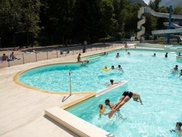 Camping Pas Cher vous présente avec son site Officiel campingpascher.fr, le Camping Village De Chalets Le Pas De L’Ours classé 3 étoiles, situé sur la commune de Aston dans le département Ariège (Midi Pyrénées) en France. Le camping Village De Chalets Le Pas De L’Ours vous propose un hébergement de type maison de campagne de 50 m² pour 4 personnes (télévision). L'établissement vous propose 5 autres types d'hébergements. Découvrez tous nos séjours à petits prix dans la commune et aux alentours de Aston du département : Ariège (Midi Pyrénées). Les Avis clients pour le Camping Village De Chalets Le Pas De L’Ours sont excellents avec une note moyenne de 8 sur 10. Rivière, Piscine chauffée, Piscine extérieure, Animations familiales, Aire de jeux enfants, Canoë-kayak, Centre équestre, Court de tennis, Ping-pong, Pétanque, Randonnée, Bar, Snack/Bar,... En savoir plus : cliquez-ICI.
