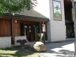 Camping Pas Cher vous présente avec son site Officiel campingpascher.fr, le Camping Le Pas De L'ours classé 3 étoiles, situé sur la commune de Aston dans le département Ariège (Midi Pyrénées) en France. Le camping Le Pas De L'ours vous propose un hébergement de type chalet de 31 m² avec climatisation (télévision). Cet hébergement propose plus de 169 dates différentes pour réserver ! Pour dévouvrir la période la moins chère, consultez la rubrique 'Tarifs' et sélectionnez votre mois de départ. L'établissement vous propose 5 autres types d'hébergements. Découvrez tous nos séjours à petits prix dans la commune et aux alentours de Aston du département : Ariège (Midi Pyrénées). Les Avis clients pour le Camping Le Pas De L'ours sont excellents avec une note moyenne de 8 sur 10. Rivière, Piscine chauffée, Piscine extérieure, Animations familiales, Aire de jeux enfants, Canoë-kayak, Centre équestre, Court de tennis, Ping-pong, Pétanque, Randonnée, Bar, Snack/Bar,... En savoir plus : cliquez-ICI.