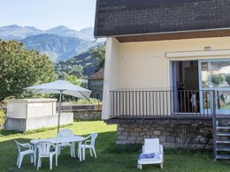Camping Pas Cher vous présente avec son site Officiel campingpascher.fr, le Camping Le Pas De L'ours classé 3 étoiles, situé sur la commune de Aston dans le département Ariège (Midi Pyrénées) en France. Le camping Le Pas De L'ours vous propose un hébergement de type maison de campagne de 50 m² pour 4 personnes (télévision). L'établissement vous propose 5 autres types d'hébergements. Découvrez tous nos séjours à petits prix dans la commune et aux alentours de Aston du département : Ariège (Midi Pyrénées). Les Avis clients pour le Camping Le Pas De L'ours sont excellents avec une note moyenne de 8 sur 10. Rivière, Piscine chauffée, Piscine extérieure, Animations familiales, Aire de jeux enfants, Canoë-kayak, Centre équestre, Court de tennis, Ping-pong, Pétanque, Randonnée, Bar, Snack/Bar,... En savoir plus : cliquez-ICI.