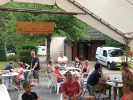 Camping Pas Cher vous présente avec son site Officiel campingpascher.fr, le Camping Le Pas De L'ours classé 3 étoiles, situé sur la commune de Aston dans le département Ariège (Midi Pyrénées) en France. Le camping Le Pas De L'ours vous propose un hébergement de type maison de campagne de 50 m² pour 4 personnes (télévision). L'établissement vous propose 5 autres types d'hébergements. Découvrez tous nos séjours à petits prix dans la commune et aux alentours de Aston du département : Ariège (Midi Pyrénées). Les Avis clients pour le Camping Le Pas De L'ours sont excellents avec une note moyenne de 8 sur 10. Rivière, Piscine chauffée, Piscine extérieure, Animations familiales, Aire de jeux enfants, Canoë-kayak, Centre équestre, Court de tennis, Ping-pong, Pétanque, Randonnée, Bar, Snack/Bar,... En savoir plus : cliquez-ICI.