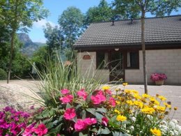 Camping Pas Cher vous présente avec son site Officiel campingpascher.fr, le Camping Le Pas De L'ours classé 3 étoiles, situé sur la commune de Aston dans le département Ariège (Midi Pyrénées) en France. Le camping Le Pas De L'ours vous propose un hébergement de type chalet de 60 m² (télévision). Cet hébergement propose plus de 158 dates différentes pour réserver ! Pour dévouvrir la période la moins chère, consultez la rubrique 'Tarifs' et sélectionnez votre mois de départ. L'établissement vous propose 5 autres types d'hébergements. Découvrez tous nos séjours à petits prix dans la commune et aux alentours de Aston du département : Ariège (Midi Pyrénées). Les Avis clients pour le Camping Le Pas De L'ours sont excellents avec une note moyenne de 8 sur 10. Rivière, Piscine chauffée, Piscine extérieure, Animations familiales, Aire de jeux enfants, Canoë-kayak, Centre équestre, Court de tennis, Ping-pong, Pétanque, Randonnée, Bar, Snack/Bar,... En savoir plus : cliquez-ICI.