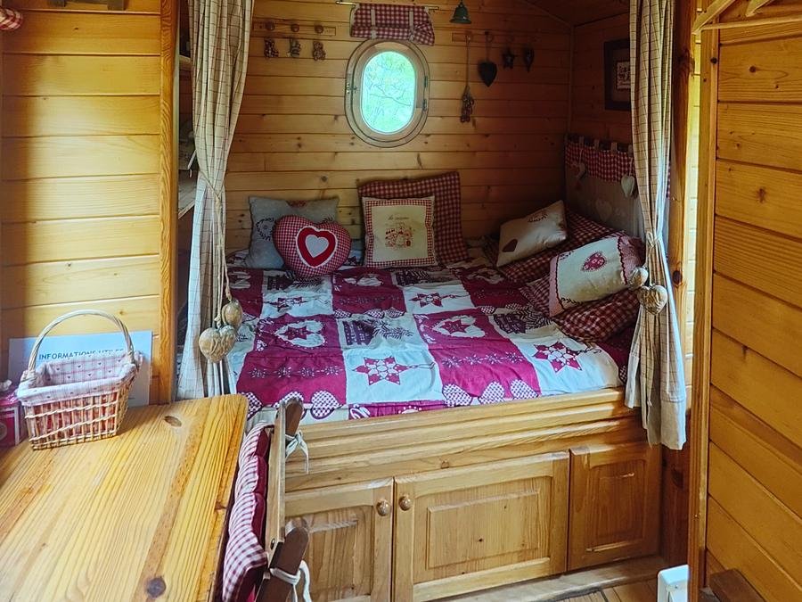Camping Pas Cher vous présente avec son site Officiel campingpascher.fr, le Camping Les Tilleuls, situé sur la commune de Gedre dans le département Hautes-pyrénées (Midi Pyrénées) en France. Le camping Les Tilleuls, vous présente un hébergement de type mini-maison de 12 m² pour 1 personne et télévision. Le camping Les Tilleuls vous propose du sam. 05 septembre au sam. 12 septembre 2026 pour 7 nuits à 460€. Cette location propose 17 dates différentes pour réserver votre séjour. Découvrez également les 11 autres gammes d'hébergements du camping. Les Avis clients pour le Camping Les Tilleuls sont excellents avec une note moyenne de 9 sur 10.... En savoir plus : cliquez-ICI.