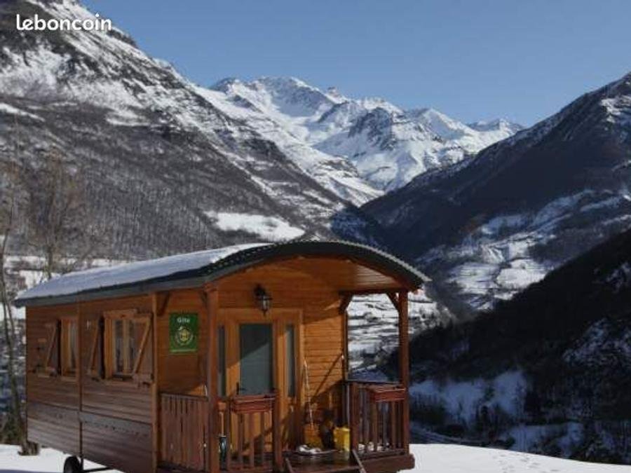 Camping Pas Cher vous présente avec son site Officiel campingpascher.fr, le Camping Les Tilleuls, situé sur la commune de Gedre dans le département Hautes-pyrénées (Midi Pyrénées) en France. Le camping Les Tilleuls, vous présente un hébergement de type mini-maison de 18 m² pour 4 personnes et télévision. Le camping Les Tilleuls vous propose du sam. 12 septembre au sam. 19 septembre 2026 pour 7 nuits à 483€. Cette location propose 111 dates différentes pour réserver votre séjour. Découvrez également les 11 autres gammes d'hébergements du camping. Les Avis clients pour le Camping Les Tilleuls sont excellents avec une note moyenne de 9 sur 10.... En savoir plus : cliquez-ICI.