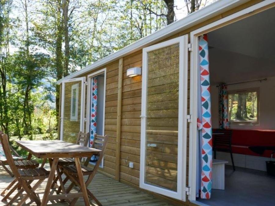 Camping Pas Cher vous présente avec son site Officiel campingpascher.fr, le Camping Pene Blanche classé 5 étoiles, situé sur la commune de Loudenvielle dans le département Hautes-pyrénées (Midi Pyrénées) en France. Le camping Pene Blanche, vous présente un hébergement de type mobil-home de 32 m² pour 4 personnes et télévision. Le camping Pene Blanche vous propose du dimanche 27 septembre au dimanche 04 octobre 2026 pour 7 nuits à 541€. Cette location propose 95 dates différentes pour réserver votre séjour. Découvrez également les 5 autres gammes d'hébergements du camping. Les Avis clients pour le Camping Pene Blanche sont excellents avec une note moyenne de 8 sur 10. Piscine couverte, Piscine extérieure, Animation enfants, Animations familiales, Aire de jeux enfants, Cyclisme, Ping-pong, Pétanque, Randonnée, Salle de fitness, Boulangerie, Bureau de tabac, Restaurant, Station-service, Supermarché, Épicerie,... En savoir plus : cliquez-ICI.