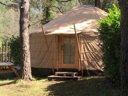 Camping Pas Cher vous présente avec son site Officiel campingpascher.fr, le Camping La Cremade classé 2 étoiles, situé sur la commune de Axat dans le département Aude (Languedoc Roussillon) en France. Le camping La Cremade, vous présente un hébergement de type hébergement insolite de 28 m² pour 4 personnes et télévision. Le camping La Cremade vous propose du sam. 28 mars au sam. 04 avril 2026 pour 7 nuits à 350€. Cette location propose 137 dates différentes pour réserver votre séjour. Découvrez également les 5 autres gammes d'hébergements du camping. Piscine chauffée, Piscine extérieure, Animations familiales, Aire de jeux enfants, Baby-foot, Canoë-kayak, Canyoning, Centre équestre, Ping-pong, Pétanque, Rafting, Structure gonflable enfants, Terrain de volley-ball, Bar, Boulangerie, Brasserie, Bureau de tabac, Pizzeria, Restaurant, Snack/Bar, Station-service, Supermarché, Épicerie,... En savoir plus : cliquez-ICI.