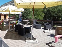 Camping Pas Cher vous présente avec son site Officiel campingpascher.fr, le Camping La Cremade classé 2 étoiles, situé sur la commune de Axat dans le département Aude (Languedoc Roussillon) en France. Le camping La Cremade, vous présente un hébergement de type hébergement insolite de 28 m² pour 4 personnes et télévision. Le camping La Cremade vous propose du sam. 28 mars au sam. 04 avril 2026 pour 7 nuits à 350€. Cette location propose 137 dates différentes pour réserver votre séjour. Découvrez également les 5 autres gammes d'hébergements du camping. Piscine chauffée, Piscine extérieure, Animations familiales, Aire de jeux enfants, Baby-foot, Canoë-kayak, Canyoning, Centre équestre, Ping-pong, Pétanque, Rafting, Structure gonflable enfants, Terrain de volley-ball, Bar, Boulangerie, Brasserie, Bureau de tabac, Pizzeria, Restaurant, Snack/Bar, Station-service, Supermarché, Épicerie,... En savoir plus : cliquez-ICI.