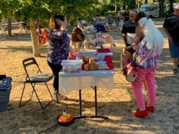 Camping Pas Cher vous présente avec son site Officiel campingpascher.fr, le Camping La Cremade classé 2 étoiles, situé sur la commune de Axat dans le département Aude (Languedoc Roussillon) en France. Le camping La Cremade, vous présente un hébergement de type chalet de 16 m² et télévision. Le camping La Cremade vous propose du sam. 28 mars au sam. 04 avril 2026 pour 7 nuits à 350€. Cette location propose 137 dates différentes pour réserver votre séjour. Découvrez également les 5 autres gammes d'hébergements du camping. Piscine chauffée, Piscine extérieure, Animations familiales, Aire de jeux enfants, Baby-foot, Canoë-kayak, Canyoning, Centre équestre, Ping-pong, Pétanque, Rafting, Structure gonflable enfants, Terrain de volley-ball, Bar, Boulangerie, Brasserie, Bureau de tabac, Pizzeria, Restaurant, Snack/Bar, Station-service, Supermarché, Épicerie,... En savoir plus : cliquez-ICI.