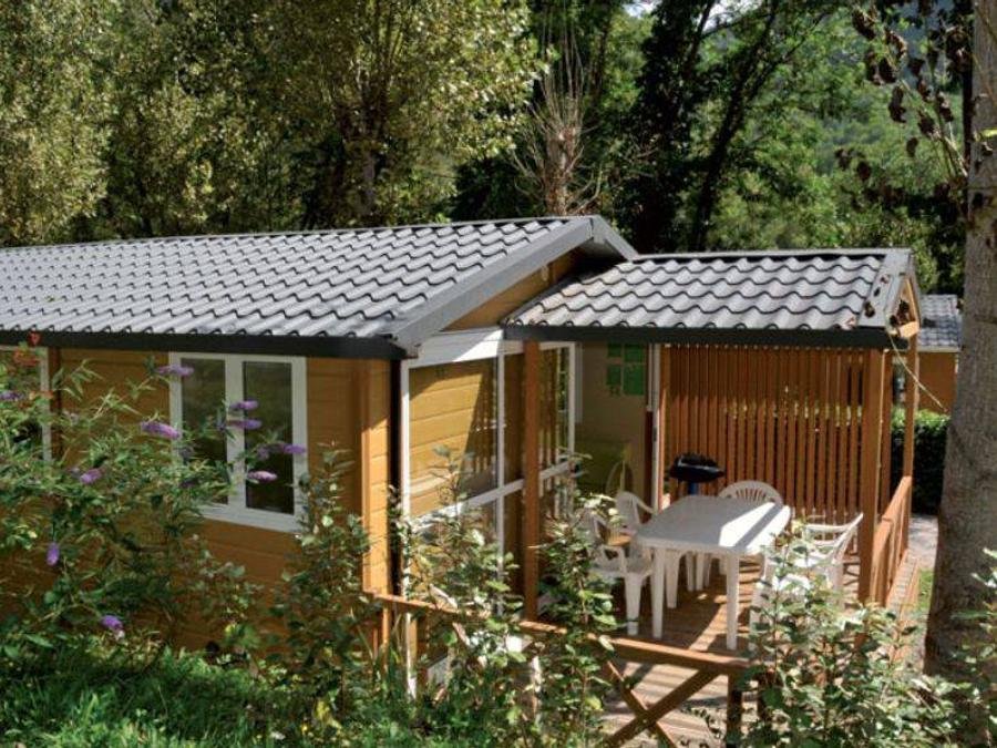 Camping Pas Cher vous présente avec son site Officiel campingpascher.fr, le Camping Des Grottes classé 4 étoiles, situé sur la commune de Alliat dans le département Ariège (Midi Pyrénées) en France. Le camping Des Grottes vous propose un hébergement de type chalet de 26 m² pour 5 personnes (télévision). L'établissement vous propose 8 autres types d'hébergements. Découvrez tous nos séjours à petits prix dans la commune et aux alentours de Alliat du département : Ariège (Midi Pyrénées). Les Avis clients pour le Camping Des Grottes sont excellents avec une note moyenne de 8 sur 10. Piscine couverte, Piscine extérieure, Animation ados, Animations familiales, Club enfants, Aire de jeux enfants, Baby-foot, Canoë-kayak, Centre équestre, Court de tennis, Parcours sportif, Ping-pong, Piscine, Pétanque, Randonnée, Structure gonflable enfants, Plats à emporter, Restaurant, Épicerie,... En savoir plus : cliquez-ICI.