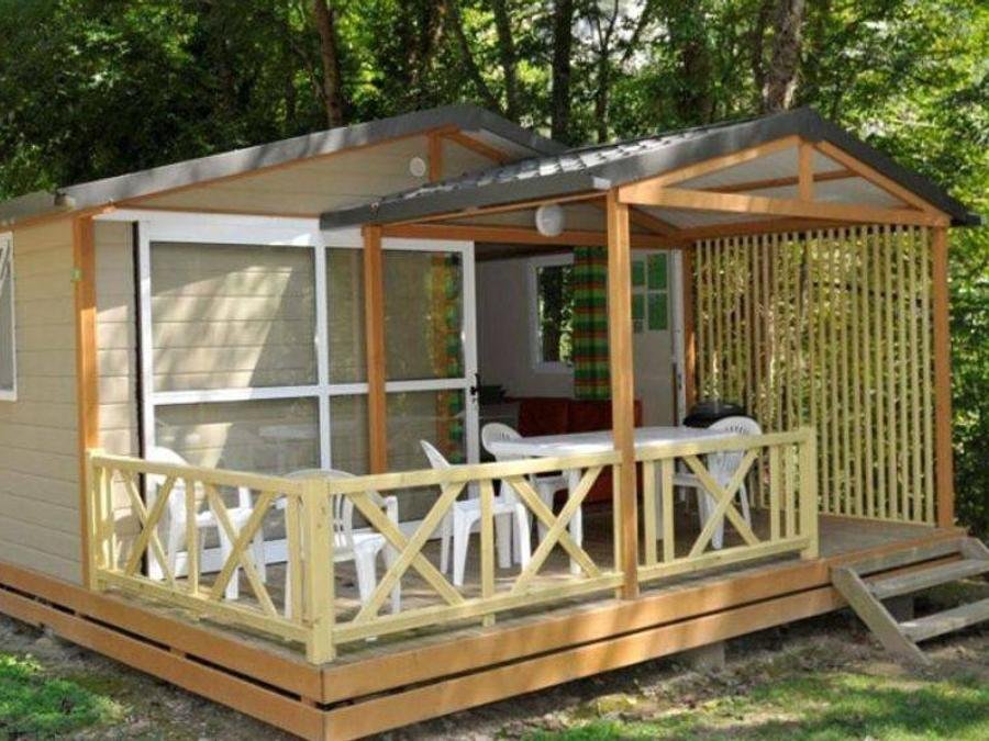 Camping Pas Cher vous présente avec son site Officiel campingpascher.fr, le Camping Des Grottes classé 4 étoiles, situé sur la commune de Alliat dans le département Ariège (Midi Pyrénées) en France. Le camping Des Grottes vous propose un hébergement de type chalet de 26 m² pour 5 personnes (télévision). L'établissement vous propose 8 autres types d'hébergements. Découvrez tous nos séjours à petits prix dans la commune et aux alentours de Alliat du département : Ariège (Midi Pyrénées). Les Avis clients pour le Camping Des Grottes sont excellents avec une note moyenne de 8 sur 10. Piscine couverte, Piscine extérieure, Animation ados, Animations familiales, Club enfants, Aire de jeux enfants, Baby-foot, Canoë-kayak, Centre équestre, Court de tennis, Parcours sportif, Ping-pong, Piscine, Pétanque, Randonnée, Structure gonflable enfants, Plats à emporter, Restaurant, Épicerie,... En savoir plus : cliquez-ICI.