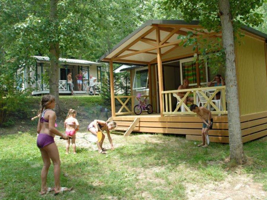 Camping Pas Cher vous présente avec son site Officiel campingpascher.fr, le Camping Des Grottes classé 4 étoiles, situé sur la commune de Alliat dans le département Ariège (Midi Pyrénées) en France. Le camping Des Grottes vous propose un hébergement de type chalet de 32 m² pour 6 personnes (télévision). L'établissement vous propose 8 autres types d'hébergements. Découvrez tous nos séjours à petits prix dans la commune et aux alentours de Alliat du département : Ariège (Midi Pyrénées). Les Avis clients pour le Camping Des Grottes sont excellents avec une note moyenne de 8 sur 10. Piscine couverte, Piscine extérieure, Animation ados, Animations familiales, Club enfants, Aire de jeux enfants, Baby-foot, Canoë-kayak, Centre équestre, Court de tennis, Parcours sportif, Ping-pong, Piscine, Pétanque, Randonnée, Structure gonflable enfants, Plats à emporter, Restaurant, Épicerie,... En savoir plus : cliquez-ICI.