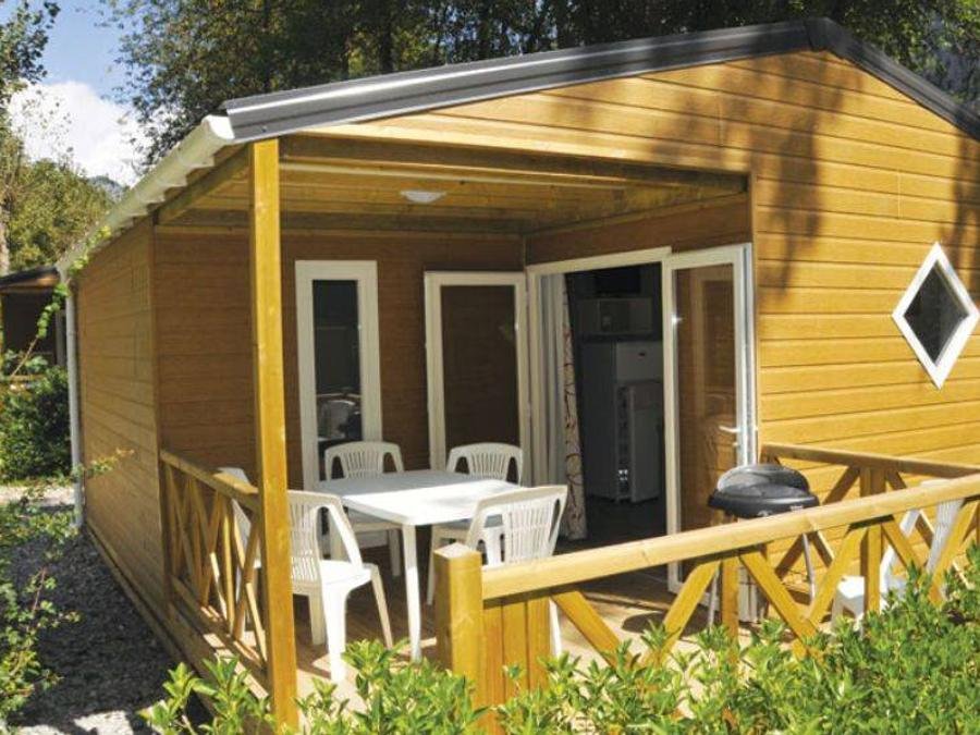 Camping Pas Cher vous présente avec son site Officiel campingpascher.fr, le Camping Des Grottes classé 4 étoiles, situé sur la commune de Alliat dans le département Ariège (Midi Pyrénées) en France. Le camping Des Grottes vous propose un hébergement de type chalet de 32 m² pour 6 personnes avec climatisation (télévision). L'établissement vous propose 8 autres types d'hébergements. Découvrez tous nos séjours à petits prix dans la commune et aux alentours de Alliat du département : Ariège (Midi Pyrénées). Les Avis clients pour le Camping Des Grottes sont excellents avec une note moyenne de 8 sur 10. Piscine couverte, Piscine extérieure, Animation ados, Animations familiales, Club enfants, Aire de jeux enfants, Baby-foot, Canoë-kayak, Centre équestre, Court de tennis, Parcours sportif, Ping-pong, Piscine, Pétanque, Randonnée, Structure gonflable enfants, Plats à emporter, Restaurant, Épicerie,... En savoir plus : cliquez-ICI.