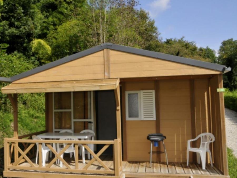 Camping Pas Cher vous présente avec son site Officiel campingpascher.fr, le Camping Des Grottes classé 4 étoiles, situé sur la commune de Alliat dans le département Ariège (Midi Pyrénées) en France. Le camping Des Grottes vous propose un hébergement de type chalet de 26 m² pour 2 personnes (télévision). L'établissement vous propose 8 autres types d'hébergements. Découvrez tous nos séjours à petits prix dans la commune et aux alentours de Alliat du département : Ariège (Midi Pyrénées). Les Avis clients pour le Camping Des Grottes sont excellents avec une note moyenne de 8 sur 10. Piscine couverte, Piscine extérieure, Animation ados, Animations familiales, Club enfants, Aire de jeux enfants, Baby-foot, Canoë-kayak, Centre équestre, Court de tennis, Parcours sportif, Ping-pong, Piscine, Pétanque, Randonnée, Structure gonflable enfants, Plats à emporter, Restaurant, Épicerie,... En savoir plus : cliquez-ICI.