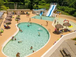 Camping Pas Cher vous présente avec son site Officiel campingpascher.fr, le Camping Des Grottes classé 4 étoiles, situé sur la commune de Alliat dans le département Ariège (Midi Pyrénées) en France. Le camping Des Grottes vous propose un hébergement de type chalet de 26 m² pour 5 personnes (télévision). L'établissement vous propose 8 autres types d'hébergements. Découvrez tous nos séjours à petits prix dans la commune et aux alentours de Alliat du département : Ariège (Midi Pyrénées). Les Avis clients pour le Camping Des Grottes sont excellents avec une note moyenne de 8 sur 10. Piscine couverte, Piscine extérieure, Animation ados, Animations familiales, Club enfants, Aire de jeux enfants, Baby-foot, Canoë-kayak, Centre équestre, Court de tennis, Parcours sportif, Ping-pong, Piscine, Pétanque, Randonnée, Structure gonflable enfants, Plats à emporter, Restaurant, Épicerie,... En savoir plus : cliquez-ICI.