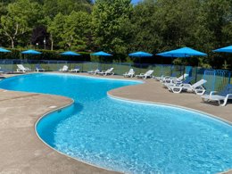 Camping Pas Cher vous présente avec son site Officiel campingpascher.fr, le Camping Les 4 Saisons classé 3 étoiles, situé sur la commune de Oust dans le département Ariège (Midi Pyrénées) en France. Le camping Les 4 Saisons, vous présente un hébergement de type chalet de 33 m² pour 5 personnes. Le camping Les 4 Saisons vous propose du sam. 20 juin au sam. 27 juin 2026 pour 7 nuits à 375€. Cette location propose 46 dates différentes pour réserver votre séjour. Découvrez également les 9 autres gammes d'hébergements du camping. Les Avis clients pour le Camping Les 4 Saisons sont excellents avec une note moyenne de 8 sur 10. RivièreÉtang, Piscine extérieure, Animations familiales, Aire de jeux enfants, Baby-foot, Court de tennis, Cyclisme, Ping-pong, Piscine, Pétanque, Randonnée, Terrain de badminton, Terrain de volley-ball, Terrain multisports, Bar, Boulangerie, Dépôt de pain, Plats à emporter, Snack/Bar, Station-service, Épicerie,... En savoir plus : cliquez-ICI.