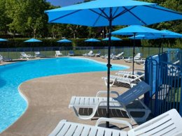 Camping Pas Cher vous présente avec son site Officiel campingpascher.fr, le Camping Les 4 Saisons classé 3 étoiles, situé sur la commune de Oust dans le département Ariège (Midi Pyrénées) en France. Le camping Les 4 Saisons vous propose un hébergement de type mobil-home de 26 m² pour 4 personnes. Cet hébergement propose plus de 12 dates différentes pour réserver ! Pour dévouvrir la période la moins chère, consultez la rubrique 'Tarifs' et sélectionnez votre mois de départ. L'établissement vous propose 7 autres types d'hébergements. Découvrez tous nos séjours à petits prix dans la commune et aux alentours de Oust du département : Ariège (Midi Pyrénées). Les Avis clients pour le Camping Les 4 Saisons sont de 7 sur 10. RivièreÉtang, Piscine extérieure, Animations familiales, Aire de jeux enfants, Baby-foot, Court de tennis, Cyclisme, Ping-pong, Piscine, Pétanque, Randonnée, Terrain de badminton, Terrain de volley-ball, Terrain multisports, Bar, Boulangerie, Dépôt de pain, Plats à emporter, Snack/Bar, Station-service, Épicerie,... En savoir plus : cliquez-ICI.