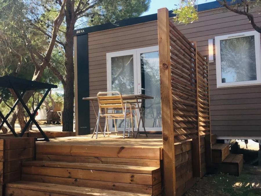 Camping Pas Cher vous présente avec son site Officiel campingpascher.fr, le Camping Le Fun classé 4 étoiles, situé sur la commune de Fitou dans le département Aude (Languedoc Roussillon) en France. Le camping Le Fun vous propose un hébergement de type mobil-home de 17 m² avec climatisation (télévision). Cet hébergement propose plus de 142 dates différentes pour réserver ! Pour dévouvrir la période la moins chère, consultez la rubrique 'Tarifs' et sélectionnez votre mois de départ. L'établissement vous propose 14 autres types d'hébergements. Découvrez tous nos séjours à petits prix dans la commune et aux alentours de Fitou du département : Aude (Languedoc Roussillon). Les Avis clients pour le Camping Le Fun sont excellents avec une note moyenne de 8 sur 10. MerÉtang, Piscine chauffée, Piscine extérieure, Animations familiales, Aire de jeux enfants, Baby-foot, Canoë-kayak, Planche à voile, kiteSurf, Bar, Dépôt de pain, Plats à emporter, Snack/Bar, Épicerie,... En savoir plus : cliquez-ICI.