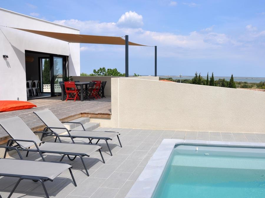 Camping Pas Cher vous présente avec son site Officiel campingpascher.fr, le Camping Le Fun classé 4 étoiles, situé sur la commune de Fitou dans le département Aude (Languedoc Roussillon) en France. Le camping Le Fun vous propose un hébergement de type villa de 120 m² pour 8 personnes avec climatisation (télévision). L'établissement vous propose 14 autres types d'hébergements. Découvrez tous nos séjours à petits prix dans la commune et aux alentours de Fitou du département : Aude (Languedoc Roussillon). Les Avis clients pour le Camping Le Fun sont excellents avec une note moyenne de 8 sur 10. MerÉtang, Piscine chauffée, Piscine extérieure, Animations familiales, Aire de jeux enfants, Baby-foot, Canoë-kayak, Planche à voile, kiteSurf, Bar, Dépôt de pain, Plats à emporter, Snack/Bar, Épicerie,... En savoir plus : cliquez-ICI.