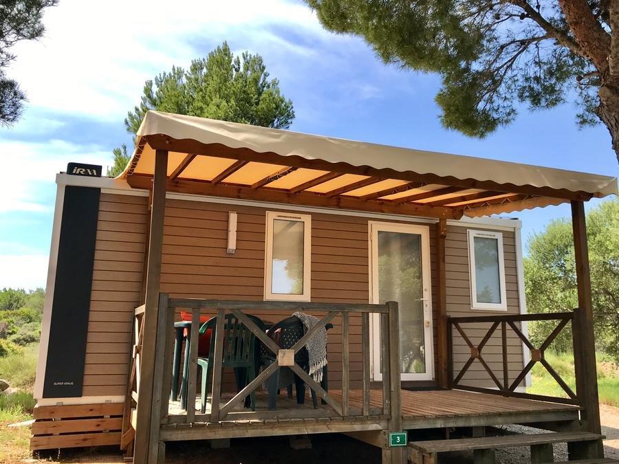 Camping Pas Cher vous présente avec son site Officiel campingpascher.fr, le Camping Le Fun classé 4 étoiles, situé sur la commune de Fitou dans le département Aude (Languedoc Roussillon) en France. Le camping Le Fun vous propose un hébergement de type mobil-home de 21 m². Cet hébergement propose plus de 91 dates différentes pour réserver ! Pour dévouvrir la période la moins chère, consultez la rubrique 'Tarifs' et sélectionnez votre mois de départ. L'établissement vous propose 14 autres types d'hébergements. Découvrez tous nos séjours à petits prix dans la commune et aux alentours de Fitou du département : Aude (Languedoc Roussillon). Les Avis clients pour le Camping Le Fun sont excellents avec une note moyenne de 8 sur 10. MerÉtang, Piscine chauffée, Piscine extérieure, Animations familiales, Aire de jeux enfants, Baby-foot, Canoë-kayak, Planche à voile, kiteSurf, Bar, Dépôt de pain, Plats à emporter, Snack/Bar, Épicerie,... En savoir plus : cliquez-ICI.
