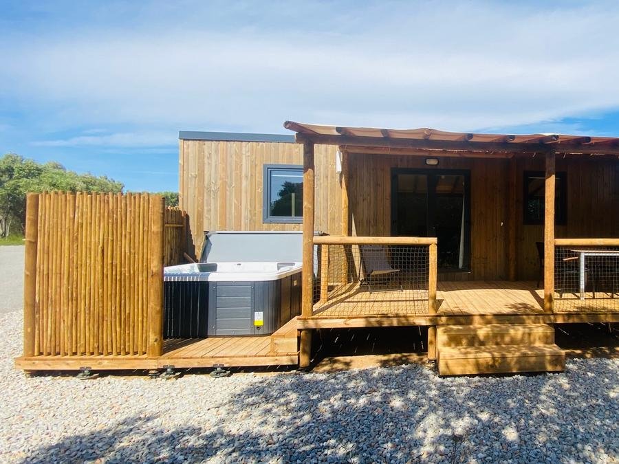 Camping Pas Cher vous présente avec son site Officiel campingpascher.fr, le Camping Le Fun classé 4 étoiles, situé sur la commune de Fitou dans le département Aude (Languedoc Roussillon) en France. Le camping Le Fun, vous présente un hébergement de type mobil-home de 35 m² avec climatisation et télévision. Le camping Le Fun vous propose du vendredi 05 juin au vendredi 12 juin 2026 avec un DÉPART DEMAIN pour 7 nuits à 713€. Cette location propose 69 dates différentes pour réserver votre séjour. Découvrez également les 14 autres gammes d'hébergements du camping. Les Avis clients pour le Camping Le Fun sont excellents avec une note moyenne de 8 sur 10. MerÉtang, Piscine chauffée, Piscine extérieure, Animations familiales, Aire de jeux enfants, Baby-foot, Canoë-kayak, Planche à voile, kiteSurf, Bar, Dépôt de pain, Plats à emporter, Snack/Bar, Épicerie,... En savoir plus : cliquez-ICI.