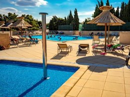 Camping Pas Cher vous présente avec son site Officiel campingpascher.fr, le Camping Le Fun classé 4 étoiles, situé sur la commune de Fitou dans le département Aude (Languedoc Roussillon) en France. Le camping Le Fun vous propose un hébergement de type tente en toile et bois de 20 m². L'établissement vous propose 6 autres types d'hébergements. Découvrez tous nos séjours à petits prix dans la commune et aux alentours de Fitou du département : Aude (Languedoc Roussillon). Les Avis clients pour le Camping Le Fun sont excellents avec une note moyenne de 8 sur 10. MerÉtang, Piscine chauffée, Piscine extérieure, Animations familiales, Aire de jeux enfants, Baby-foot, Canoë-kayak, Planche à voile, kiteSurf, Bar, Dépôt de pain, Plats à emporter, Snack/Bar, Épicerie,... En savoir plus : cliquez-ICI.