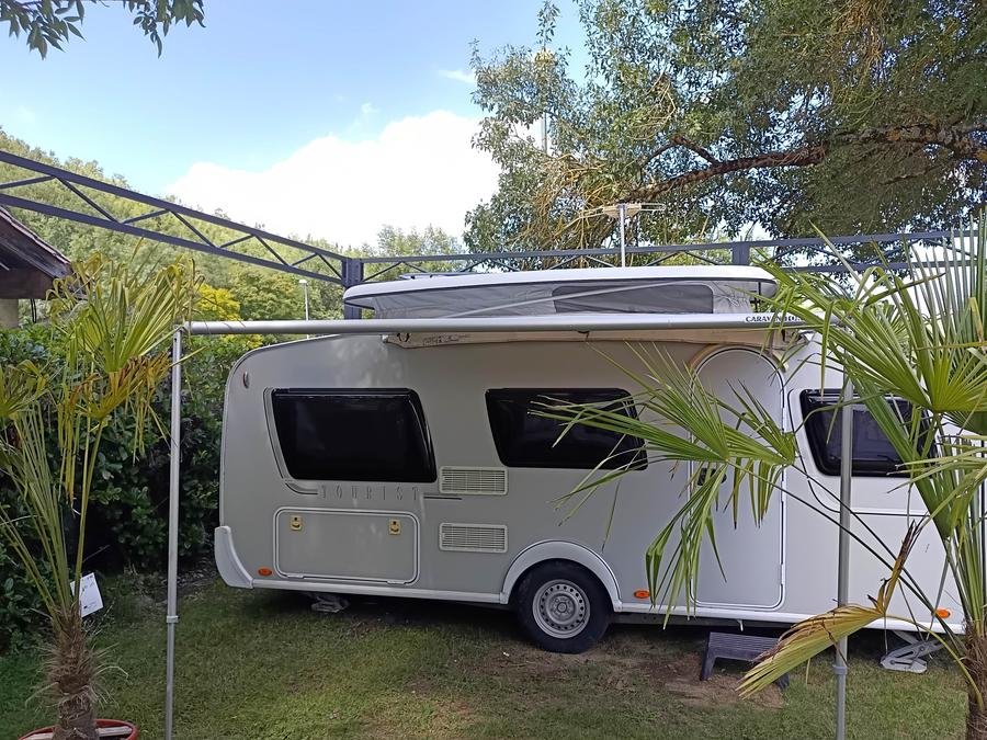 Camping Pas Cher vous présente avec son site Officiel campingpascher.fr, le Camping Du Lac Fontclaire classé 3 étoiles, situé sur la commune de Puivert dans le département Aude (Languedoc Roussillon) en France. Le camping Du Lac Fontclaire vous propose un hébergement de type caravane avec climatisation (télévision). Cet hébergement propose plus de 85 dates différentes pour réserver ! Pour dévouvrir la période la moins chère, consultez la rubrique 'Tarifs' et sélectionnez votre mois de départ. L'établissement vous propose 6 autres types d'hébergements. Découvrez tous nos séjours à petits prix dans la commune et aux alentours de Puivert du département : Aude (Languedoc Roussillon). Les Avis clients pour le Camping Du Lac Fontclaire sont excellents avec une note moyenne de 10 sur 10. Lac, Aire de jeux enfants, Canoë-kayak, Randonnée, Restaurant, Épicerie,... En savoir plus : cliquez-ICI.