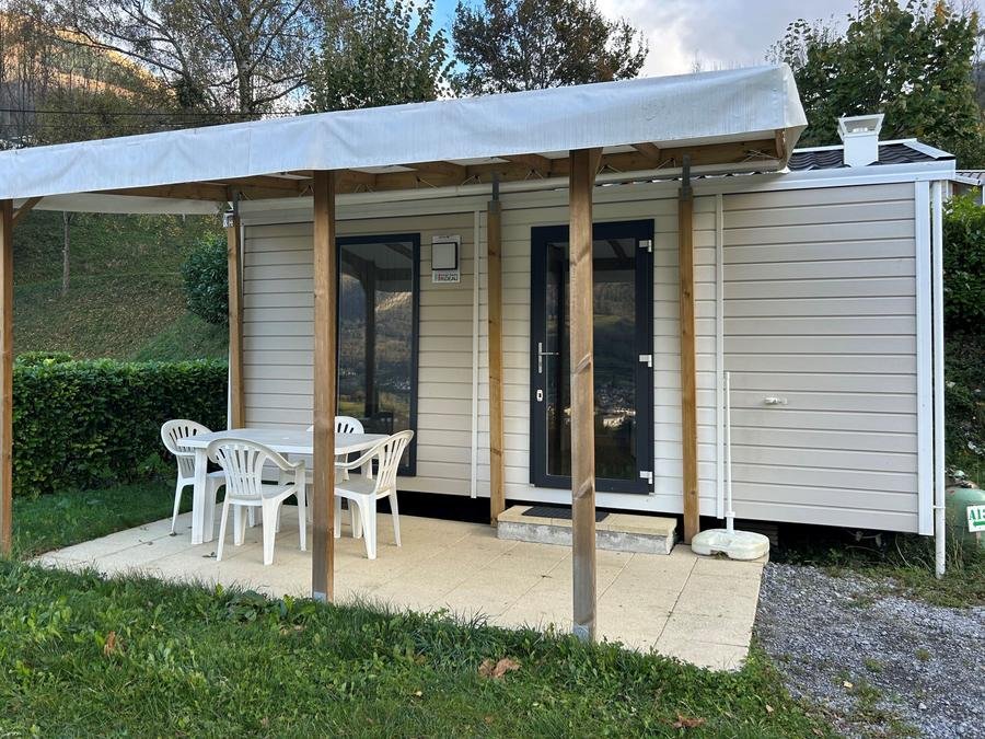 Camping Pas Cher vous présente avec son site Officiel campingpascher.fr, le Camping Du Valentin classé 3 étoiles, situé sur la commune de Laruns dans le département Pyrénées-atlantiques (Aquitaine) en France. Le camping Du Valentin, vous présente un hébergement de type mobil-home de 23 m² pour 1 personne et télévision. Le camping Du Valentin vous propose du sam. 19 septembre au sam. 26 septembre 2026 pour 7 nuits à 345.5€. Cette location propose 44 dates différentes pour réserver votre séjour. Découvrez également les 7 autres gammes d'hébergements du camping. Les Avis clients pour le Camping Du Valentin sont de 6 sur 10. Rivière, Piscine chauffée, Piscine couverte, Aire de jeux enfants, Baby-foot, Canoë-kayak, Canyoning, Centre équestre, Cyclisme, Escalade, Ping-pong, Pédalo, Pétanque, Rafting, Randonnée, Salle de jeux vidéo, Skatepark, Bar, Dépôt de pain, Plats à emporter, Restaurant, Épicerie,... En savoir plus : cliquez-ICI.