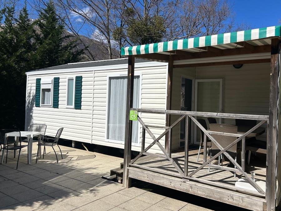 Camping Pas Cher vous présente avec son site Officiel campingpascher.fr, le Camping Du Valentin classé 3 étoiles, situé sur la commune de Laruns dans le département Pyrénées-atlantiques (Aquitaine) en France. Le camping Du Valentin, vous présente un hébergement de type mobil-home de 30 m² pour 6 personnes et télévision. Le camping Du Valentin vous propose du sam. 19 septembre au sam. 26 septembre 2026 pour 7 nuits à 455.5€. Cette location propose 43 dates différentes pour réserver votre séjour. Découvrez également les 7 autres gammes d'hébergements du camping. Les Avis clients pour le Camping Du Valentin sont de 6 sur 10. Rivière, Piscine chauffée, Piscine couverte, Aire de jeux enfants, Baby-foot, Canoë-kayak, Canyoning, Centre équestre, Cyclisme, Escalade, Ping-pong, Pédalo, Pétanque, Rafting, Randonnée, Salle de jeux vidéo, Skatepark, Bar, Dépôt de pain, Plats à emporter, Restaurant, Épicerie,... En savoir plus : cliquez-ICI.