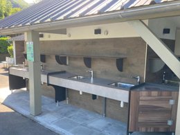 Camping Pas Cher vous présente avec son site Officiel campingpascher.fr, le Camping Du Valentin classé 3 étoiles, situé sur la commune de Laruns dans le département Pyrénées-atlantiques (Aquitaine) en France. Le camping Du Valentin, vous présente un hébergement de type mobil-home de 26 m² et télévision. Le camping Du Valentin vous propose du vendredi 01 mai au vendredi 08 mai 2026, en promotion à -10% pour 7 nuits à 365,50 € au lieu de 406,5 € soit une Économie de 41 €. Cette location propose 97 dates différentes pour réserver votre séjour. Découvrez également les 7 autres gammes d'hébergements du camping. Les Avis clients pour le Camping Du Valentin sont de 6 sur 10. Rivière, Piscine chauffée, Piscine couverte, Aire de jeux enfants, Baby-foot, Canoë-kayak, Canyoning, Centre équestre, Cyclisme, Escalade, Ping-pong, Pédalo, Pétanque, Rafting, Randonnée, Salle de jeux vidéo, Skatepark, Bar, Dépôt de pain, Plats à emporter, Restaurant, Épicerie,... En savoir plus : cliquez-ICI.