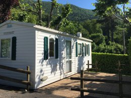 Camping Pas Cher vous présente avec son site Officiel campingpascher.fr, le Camping Du Valentin classé 3 étoiles, situé sur la commune de Laruns dans le département Pyrénées-atlantiques (Aquitaine) en France. Le camping Du Valentin, vous présente un hébergement de type mobil-home de 20 m² et télévision. Le camping Du Valentin vous propose du mercredi 29 avril au mercredi 06 mai 2026, en promotion à -10% pour 7 nuits à 272 € au lieu de 302,5 € soit une Économie de 30,50 €. Cette location propose 96 dates différentes pour réserver votre séjour. Découvrez également les 7 autres gammes d'hébergements du camping. Les Avis clients pour le Camping Du Valentin sont de 6 sur 10. Rivière, Piscine chauffée, Piscine couverte, Aire de jeux enfants, Baby-foot, Canoë-kayak, Canyoning, Centre équestre, Cyclisme, Escalade, Ping-pong, Pédalo, Pétanque, Rafting, Randonnée, Salle de jeux vidéo, Skatepark, Bar, Dépôt de pain, Plats à emporter, Restaurant, Épicerie,... En savoir plus : cliquez-ICI.