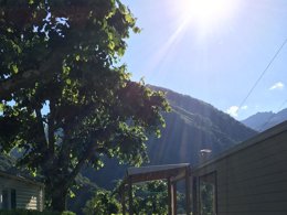 Camping Pas Cher vous présente avec son site Officiel campingpascher.fr, le Camping Du Valentin classé 3 étoiles, situé sur la commune de Laruns dans le département Pyrénées-atlantiques (Aquitaine) en France. Le camping Du Valentin, vous présente un hébergement de type mobil-home de 26 m² et télévision. Le camping Du Valentin vous propose du vendredi 01 mai au vendredi 08 mai 2026, en promotion à -10% pour 7 nuits à 365,50 € au lieu de 406,5 € soit une Économie de 41 €. Cette location propose 97 dates différentes pour réserver votre séjour. Découvrez également les 7 autres gammes d'hébergements du camping. Les Avis clients pour le Camping Du Valentin sont de 6 sur 10. Rivière, Piscine chauffée, Piscine couverte, Aire de jeux enfants, Baby-foot, Canoë-kayak, Canyoning, Centre équestre, Cyclisme, Escalade, Ping-pong, Pédalo, Pétanque, Rafting, Randonnée, Salle de jeux vidéo, Skatepark, Bar, Dépôt de pain, Plats à emporter, Restaurant, Épicerie,... En savoir plus : cliquez-ICI.