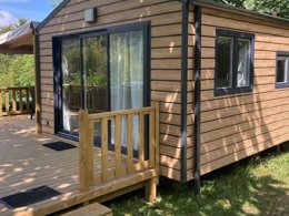 Camping Pas Cher vous présente avec son site Officiel campingpascher.fr, le Camping Du Valentin classé 3 étoiles, situé sur la commune de Laruns dans le département Pyrénées-atlantiques (Aquitaine) en France. Le camping Du Valentin, vous présente un hébergement de type mobil-home de 35 m² pour 4 personnes avec climatisation et télévision. Le camping Du Valentin vous propose du sam. 02 mai au sam. 09 mai 2026, en promotion à -10% pour 7 nuits à 463 € au lieu de 514,5 € soit une Économie de 51,50 €. Cette location propose 97 dates différentes pour réserver votre séjour. Découvrez également les 7 autres gammes d'hébergements du camping. Les Avis clients pour le Camping Du Valentin sont de 6 sur 10. Rivière, Piscine chauffée, Piscine couverte, Aire de jeux enfants, Baby-foot, Canoë-kayak, Canyoning, Centre équestre, Cyclisme, Escalade, Ping-pong, Pédalo, Pétanque, Rafting, Randonnée, Salle de jeux vidéo, Skatepark, Bar, Dépôt de pain, Plats à emporter, Restaurant, Épicerie,... En savoir plus : cliquez-ICI.