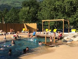 Camping Pas Cher vous présente avec son site Officiel campingpascher.fr, le Camping Des Gaves classé 4 étoiles, situé sur la commune de Laruns dans le département Pyrénées-atlantiques (Aquitaine) en France. Le camping Des Gaves vous propose un hébergement de type maison de 12 m². Cet hébergement propose plus de 3 dates différentes pour réserver ! Pour dévouvrir la période la moins chère, consultez la rubrique 'Tarifs' et sélectionnez votre mois de départ. L'établissement vous propose 6 autres types d'hébergements. Découvrez tous nos séjours à petits prix dans la commune et aux alentours de Laruns du département : Pyrénées-atlantiques (Aquitaine). Les Avis clients pour le Camping Des Gaves sont excellents avec une note moyenne de 8 sur 10. Piscine chauffée, Piscine extérieure, Animations familiales, Aire de jeux enfants, Canoë-kayak, Centre équestre, Ping-pong, Pétanque, Salle de jeux vidéo, Terrain multisports, Bar,... En savoir plus : cliquez-ICI.