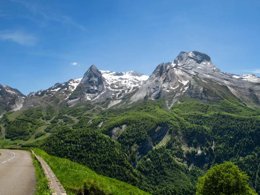 Camping Pas Cher vous présente avec son site Officiel campingpascher.fr, le Camping Maeva Escapades Des Gaves classé 4 étoiles, situé sur la commune de Laruns dans le département Pyrénées-atlantiques (Aquitaine) en France. Le camping Maeva Escapades Des Gaves, vous présente un hébergement de type maison de 12 m². Le camping Maeva Escapades Des Gaves vous proposeun séjour PAS CHER avec une REMISEdu sam. 13 décembre au sam. 20 décembre 2025 avec une PROMO de DERNIÈRE MINUTE, en promotion à -30% pour 7 nuits à 335,30 € au lieu de 479,0 € soit une Économie de 143,70 €. Cette location propose 166 dates différentes pour réserver votre séjour. Découvrez également les 21 autres gammes d'hébergements du camping. Les Avis clients pour le Camping Maeva Escapades Des Gaves sont excellents avec une note moyenne de 8 sur 10. Piscine chauffée, Piscine extérieure, Animations familiales, Aire de jeux enfants, Canoë-kayak, Centre équestre, Ping-pong, Pétanque, Salle de jeux vidéo, Terrain multisports, Bar,... En savoir plus : cliquez-ICI.