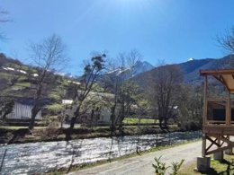 Camping Pas Cher vous présente avec son site Officiel campingpascher.fr, le Camping Maeva Escapades Des Gaves classé 4 étoiles, situé sur la commune de Laruns dans le département Pyrénées-atlantiques (Aquitaine) en France. Le camping Maeva Escapades Des Gaves vous propose un hébergement de type chalet de 35 m² (télévision). L'établissement vous propose 20 autres types d'hébergements. Découvrez tous nos séjours à petits prix dans la commune et aux alentours de Laruns du département : Pyrénées-atlantiques (Aquitaine). Les Avis clients pour le Camping Maeva Escapades Des Gaves sont excellents avec une note moyenne de 8 sur 10. Piscine chauffée, Piscine extérieure, Animations familiales, Aire de jeux enfants, Canoë-kayak, Centre équestre, Ping-pong, Pétanque, Salle de jeux vidéo, Terrain multisports, Bar,... En savoir plus : cliquez-ICI.