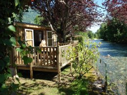 Camping Pas Cher vous présente avec son site Officiel campingpascher.fr, le Camping Maeva Escapades Des Gaves classé 4 étoiles, situé sur la commune de Laruns dans le département Pyrénées-atlantiques (Aquitaine) en France. Le camping Maeva Escapades Des Gaves, vous présente un hébergement de type chalet de 45 m² pour 8 personnes. Le camping Maeva Escapades Des Gaves vous proposeun séjour PAS CHER avec une REMISEdu sam. 13 décembre au sam. 20 décembre 2025 avec une PROMO de DERNIÈRE MINUTE, en promotion à -30% pour 7 nuits à 609 € au lieu de 870,0 € soit une Économie de 261 €. Cette location propose 150 dates différentes pour réserver votre séjour. Découvrez également les 21 autres gammes d'hébergements du camping. Les Avis clients pour le Camping Maeva Escapades Des Gaves sont excellents avec une note moyenne de 8 sur 10. Piscine chauffée, Piscine extérieure, Animations familiales, Aire de jeux enfants, Canoë-kayak, Centre équestre, Ping-pong, Pétanque, Salle de jeux vidéo, Terrain multisports, Bar,... En savoir plus : cliquez-ICI.