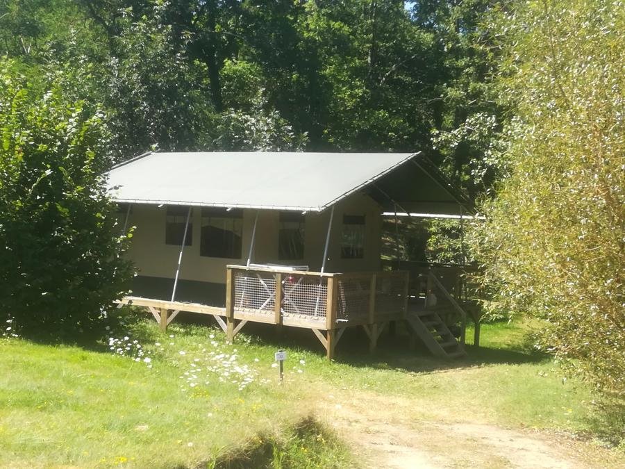 Camping Pas Cher vous présente avec son site Officiel campingpascher.fr, le Camping Domaine De La Serre classé 4 étoiles, situé sur la commune de Aigues Vives dans le département Ariège (Midi Pyrénées) en France. Le camping Domaine De La Serre, vous présente un hébergement de type tente en toile et bois pour 5 personnes. Le camping Domaine De La Serre vous propose du dimanche 07 juin au dimanche 14 juin 2026 pour 7 nuits à 250€. Cette location propose 35 dates différentes pour réserver votre séjour. Découvrez également les 15 autres gammes d'hébergements du camping. Les Avis clients pour le Camping Domaine De La Serre sont excellents avec une note moyenne de 9 sur 10. Lac, Piscine extérieure, Animation ados, Animation enfants, Animations familiales, Club enfants, Aire de jeux enfants, Baby-foot, Canoë-kayak, Centre équestre, Cyclisme, Flipper, Ping-pong, Piscine, Pédalo, Pétanque, Randonnée, Salle de jeux vidéo, Sports nautiques, Terrain de badminton, Terrain de basketball, Terrain multisports, Trampoline, Voile, Bar, Boulangerie, Bureau de tabac, Dépôt de pain, Plats à emporter, Restaurant, Snack/Bar, Station-service, Supermarché,... En savoir plus : cliquez-ICI.