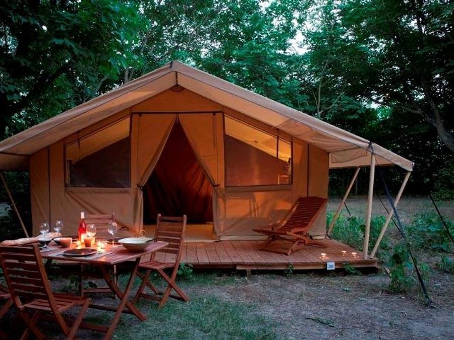 Camping Pas Cher vous présente avec son site Officiel campingpascher.fr, le Camping Domaine De La Serre classé 4 étoiles, situé sur la commune de Aigues Vives dans le département Ariège (Midi Pyrénées) en France. Le camping Domaine De La Serre, vous présente un hébergement de type tente en toile et bois de 34 m² pour 5 personnes. Le camping Domaine De La Serre vous propose du dimanche 07 juin au dimanche 14 juin 2026 pour 7 nuits à 264€. Cette location propose 26 dates différentes pour réserver votre séjour. Découvrez également les 15 autres gammes d'hébergements du camping. Les Avis clients pour le Camping Domaine De La Serre sont excellents avec une note moyenne de 9 sur 10. Lac, Piscine extérieure, Animation ados, Animation enfants, Animations familiales, Club enfants, Aire de jeux enfants, Baby-foot, Canoë-kayak, Centre équestre, Cyclisme, Flipper, Ping-pong, Piscine, Pédalo, Pétanque, Randonnée, Salle de jeux vidéo, Sports nautiques, Terrain de badminton, Terrain de basketball, Terrain multisports, Trampoline, Voile, Bar, Boulangerie, Bureau de tabac, Dépôt de pain, Plats à emporter, Restaurant, Snack/Bar, Station-service, Supermarché,... En savoir plus : cliquez-ICI.