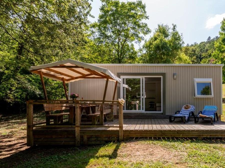 Camping Pas Cher vous présente avec son site Officiel campingpascher.fr, le Camping Domaine De La Serre classé 4 étoiles, situé sur la commune de Aigues Vives dans le département Ariège (Midi Pyrénées) en France. Le camping Domaine De La Serre, vous présente un hébergement de type mobil-home de 35 m² pour 6 personnes. Le camping Domaine De La Serre vous propose du dimanche 14 juin au dimanche 21 juin 2026 pour 7 nuits à 457€. Cette location propose 16 dates différentes pour réserver votre séjour. Découvrez également les 15 autres gammes d'hébergements du camping. Les Avis clients pour le Camping Domaine De La Serre sont excellents avec une note moyenne de 9 sur 10. Lac, Piscine extérieure, Animation ados, Animation enfants, Animations familiales, Club enfants, Aire de jeux enfants, Baby-foot, Canoë-kayak, Centre équestre, Cyclisme, Flipper, Ping-pong, Piscine, Pédalo, Pétanque, Randonnée, Salle de jeux vidéo, Sports nautiques, Terrain de badminton, Terrain de basketball, Terrain multisports, Trampoline, Voile, Bar, Boulangerie, Bureau de tabac, Dépôt de pain, Plats à emporter, Restaurant, Snack/Bar, Station-service, Supermarché,... En savoir plus : cliquez-ICI.