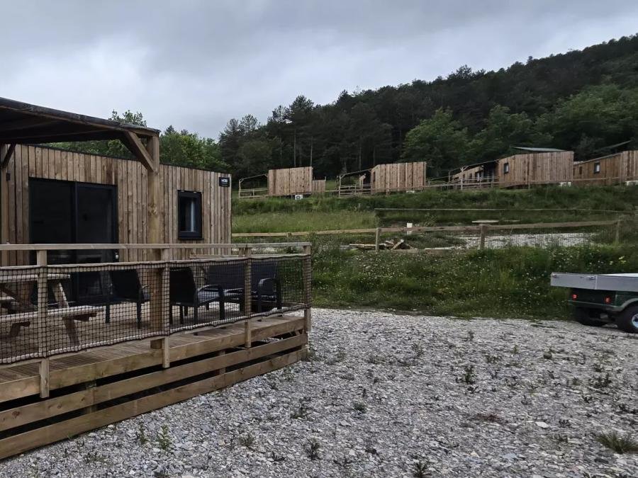 Camping Pas Cher vous présente avec son site Officiel campingpascher.fr, le Camping Domaine De La Serre classé 4 étoiles, situé sur la commune de Aigues Vives dans le département Ariège (Midi Pyrénées) en France. Le camping Domaine De La Serre, vous présente un hébergement de type mobil-home de 36 m² pour 4 personnes avec climatisation. Le camping Domaine De La Serre vous proposeun séjour PAS CHER avec une REMISEdu dimanche 07 juin au dimanche 14 juin 2026, en promotion à -33% pour 7 nuits à 259 € au lieu de 386,57 € soit une Économie de 127,57 €. Cette location propose 72 dates différentes pour réserver votre séjour. Découvrez également les 15 autres gammes d'hébergements du camping. Les Avis clients pour le Camping Domaine De La Serre sont excellents avec une note moyenne de 9 sur 10. Lac, Piscine extérieure, Animation ados, Animation enfants, Animations familiales, Club enfants, Aire de jeux enfants, Baby-foot, Canoë-kayak, Centre équestre, Cyclisme, Flipper, Ping-pong, Piscine, Pédalo, Pétanque, Randonnée, Salle de jeux vidéo, Sports nautiques, Terrain de badminton, Terrain de basketball, Terrain multisports, Trampoline, Voile, Bar, Boulangerie, Bureau de tabac, Dépôt de pain, Plats à emporter, Restaurant, Snack/Bar, Station-service, Supermarché,... En savoir plus : cliquez-ICI.
