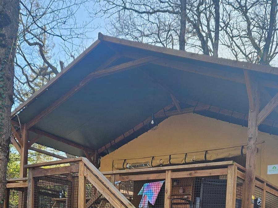 Camping Pas Cher vous présente avec son site Officiel campingpascher.fr, le Camping Domaine De La Serre classé 4 étoiles, situé sur la commune de Aigues Vives dans le département Ariège (Midi Pyrénées) en France. Le camping Domaine De La Serre, vous présente un hébergement de type lodge de 60 m² pour 6 personnes. Le camping Domaine De La Serre vous propose du dimanche 07 juin au dimanche 14 juin 2026, en promotion à -15% pour 7 nuits à 367,20 € au lieu de 432,0 € soit une Économie de 64,80 €. Cette location propose 38 dates différentes pour réserver votre séjour. Découvrez également les 15 autres gammes d'hébergements du camping. Les Avis clients pour le Camping Domaine De La Serre sont excellents avec une note moyenne de 9 sur 10. Lac, Piscine extérieure, Animation ados, Animation enfants, Animations familiales, Club enfants, Aire de jeux enfants, Baby-foot, Canoë-kayak, Centre équestre, Cyclisme, Flipper, Ping-pong, Piscine, Pédalo, Pétanque, Randonnée, Salle de jeux vidéo, Sports nautiques, Terrain de badminton, Terrain de basketball, Terrain multisports, Trampoline, Voile, Bar, Boulangerie, Bureau de tabac, Dépôt de pain, Plats à emporter, Restaurant, Snack/Bar, Station-service, Supermarché,... En savoir plus : cliquez-ICI.
