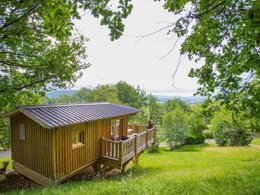 Camping Pas Cher vous présente avec son site Officiel campingpascher.fr, le Camping Maeva Respire Domaine De La Serre classé 4 étoiles, situé sur la commune de Aigues Vives dans le département Ariège (Midi Pyrénées) en France. Le camping Maeva Respire Domaine De La Serre, vous présente un hébergement de type hébergement insolite de 24 m² pour 5 personnes. Le camping Maeva Respire Domaine De La Serre vous propose du lundi 06 avril au lundi 13 avril 2026, en promotion à -9% pour 7 nuits à 323,20 € au lieu de 358,0 € soit une Économie de 34,80 €. Cette location propose 51 dates différentes pour réserver votre séjour. Découvrez également les 14 autres gammes d'hébergements du camping. Les Avis clients pour le Camping Maeva Respire Domaine De La Serre sont excellents avec une note moyenne de 9 sur 10. Lac, Piscine extérieure, Animation ados, Animation enfants, Animations familiales, Club enfants, Aire de jeux enfants, Baby-foot, Canoë-kayak, Centre équestre, Cyclisme, Flipper, Ping-pong, Piscine, Pédalo, Pétanque, Randonnée, Salle de jeux vidéo, Sports nautiques, Terrain de badminton, Terrain de basketball, Terrain multisports, Trampoline, Voile, Bar, Boulangerie, Bureau de tabac, Dépôt de pain, Plats à emporter, Restaurant, Snack/Bar, Station-service, Supermarché,... En savoir plus : cliquez-ICI.