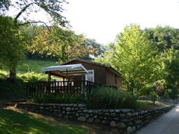 Camping Pas Cher vous présente avec son site Officiel campingpascher.fr, le Camping Maeva Respire Domaine De La Serre classé 4 étoiles, situé sur la commune de Aigues Vives dans le département Ariège (Midi Pyrénées) en France. Le camping Maeva Respire Domaine De La Serre, vous présente un hébergement de type chalet de 35 m² pour 6 personnes. Le camping Maeva Respire Domaine De La Serre vous propose du lundi 06 avril au lundi 13 avril 2026, en promotion à -9% pour 7 nuits à 335,80 € au lieu de 372,0 € soit une Économie de 36,20 €. Cette location propose 75 dates différentes pour réserver votre séjour. Découvrez également les 14 autres gammes d'hébergements du camping. Les Avis clients pour le Camping Maeva Respire Domaine De La Serre sont excellents avec une note moyenne de 9 sur 10. Lac, Piscine extérieure, Animation ados, Animation enfants, Animations familiales, Club enfants, Aire de jeux enfants, Baby-foot, Canoë-kayak, Centre équestre, Cyclisme, Flipper, Ping-pong, Piscine, Pédalo, Pétanque, Randonnée, Salle de jeux vidéo, Sports nautiques, Terrain de badminton, Terrain de basketball, Terrain multisports, Trampoline, Voile, Bar, Boulangerie, Bureau de tabac, Dépôt de pain, Plats à emporter, Restaurant, Snack/Bar, Station-service, Supermarché,... En savoir plus : cliquez-ICI.