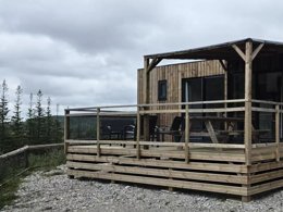 Camping Pas Cher vous présente avec son site Officiel campingpascher.fr, le Camping Maeva Respire Domaine De La Serre classé 4 étoiles, situé sur la commune de Aigues Vives dans le département Ariège (Midi Pyrénées) en France. Le camping Maeva Respire Domaine De La Serre, vous présente un hébergement de type mobil-home de 39 m² pour 6 personnes avec climatisation. Le camping Maeva Respire Domaine De La Serre vous proposeun séjour PAS CHER avec une REMISEdu lundi 06 avril au lundi 13 avril 2026, en promotion à -35% pour 7 nuits à 379 € au lieu de 583,08 € soit une Économie de 204,08 €. Cette location propose 108 dates différentes pour réserver votre séjour. Découvrez également les 14 autres gammes d'hébergements du camping. Les Avis clients pour le Camping Maeva Respire Domaine De La Serre sont excellents avec une note moyenne de 9 sur 10. Lac, Piscine extérieure, Animation ados, Animation enfants, Animations familiales, Club enfants, Aire de jeux enfants, Baby-foot, Canoë-kayak, Centre équestre, Cyclisme, Flipper, Ping-pong, Piscine, Pédalo, Pétanque, Randonnée, Salle de jeux vidéo, Sports nautiques, Terrain de badminton, Terrain de basketball, Terrain multisports, Trampoline, Voile, Bar, Boulangerie, Bureau de tabac, Dépôt de pain, Plats à emporter, Restaurant, Snack/Bar, Station-service, Supermarché,... En savoir plus : cliquez-ICI.